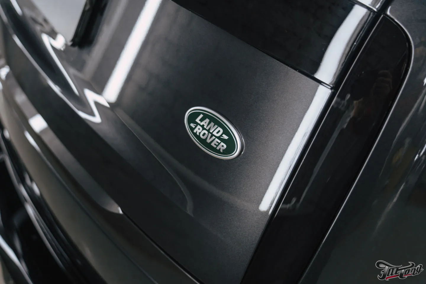 Защитили Range Rover Autobiography прозрачным глянцевым полиуретаном и оклеили панель и экран в салоне
